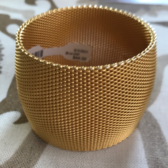 Jewelry - Gold tone bold mesh bracelet